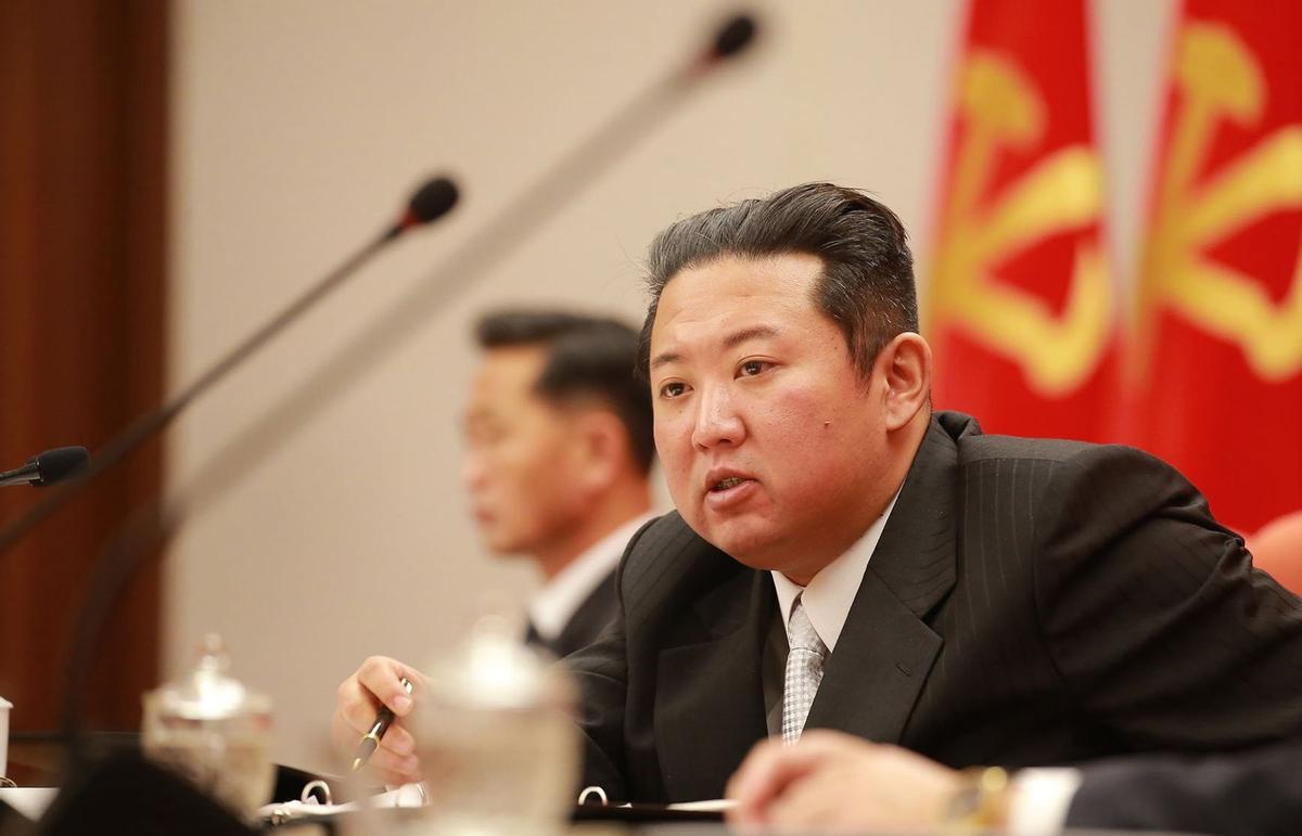 El líder de Corea del Norte, Kim Jong-un, ante el plenario del Partido de los Trabajadores este sábado