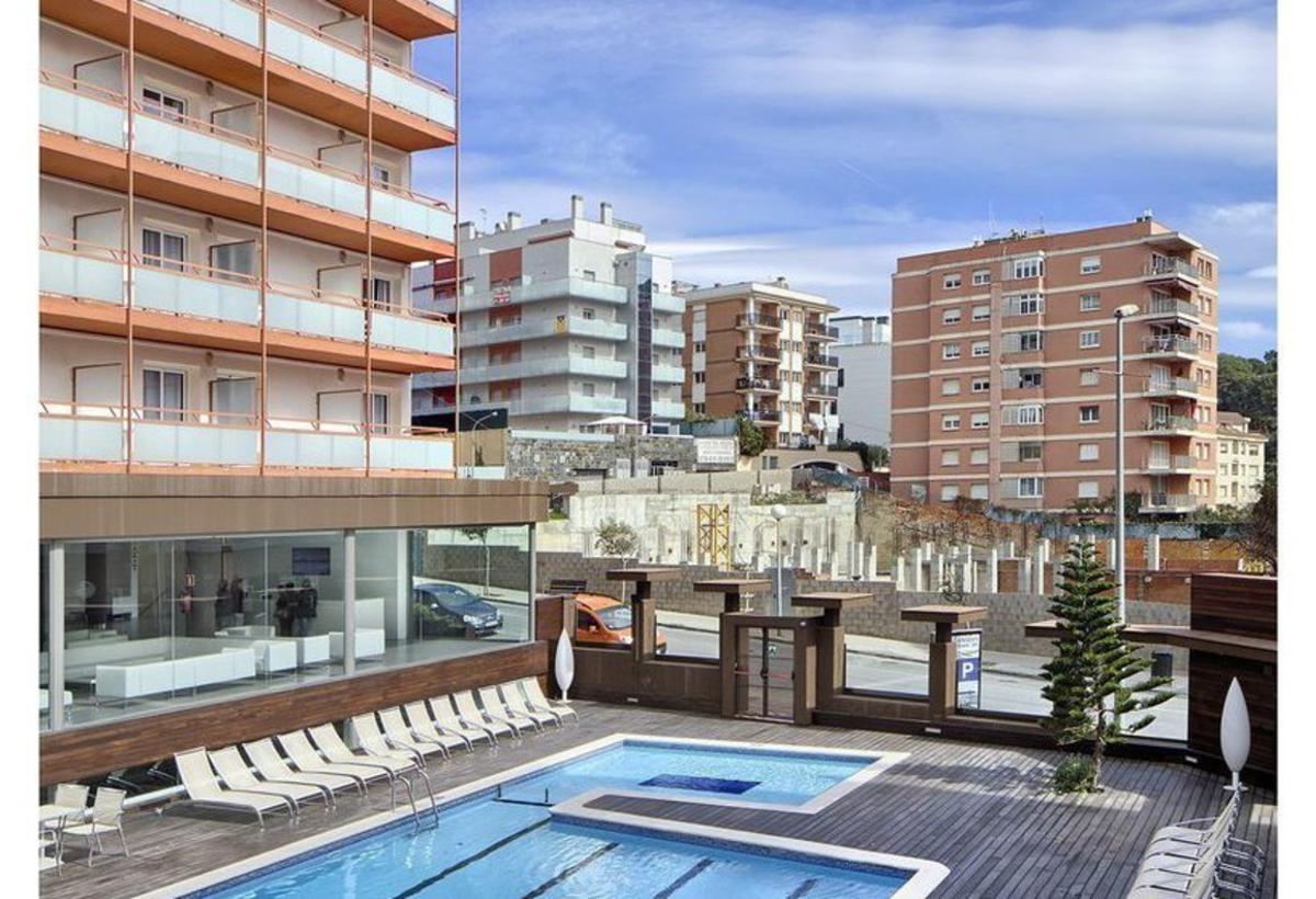 Fachada interior y piscina del hotel Mediterranean Sand de Lloret de Mar.