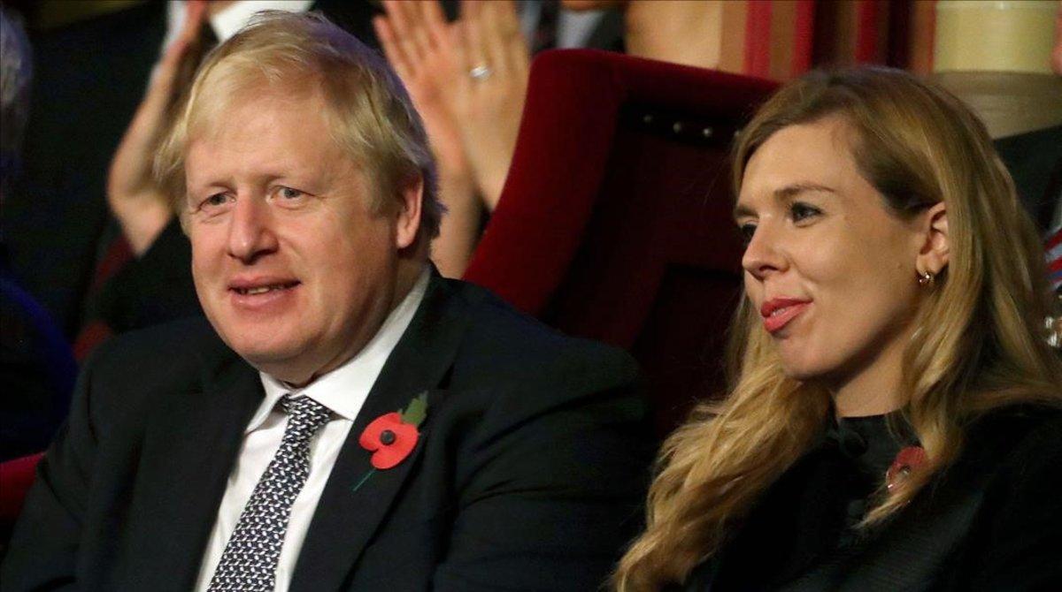 El jefe del Ejecutivo británico Boris Johnson y su pareja, Carrie Symonds.