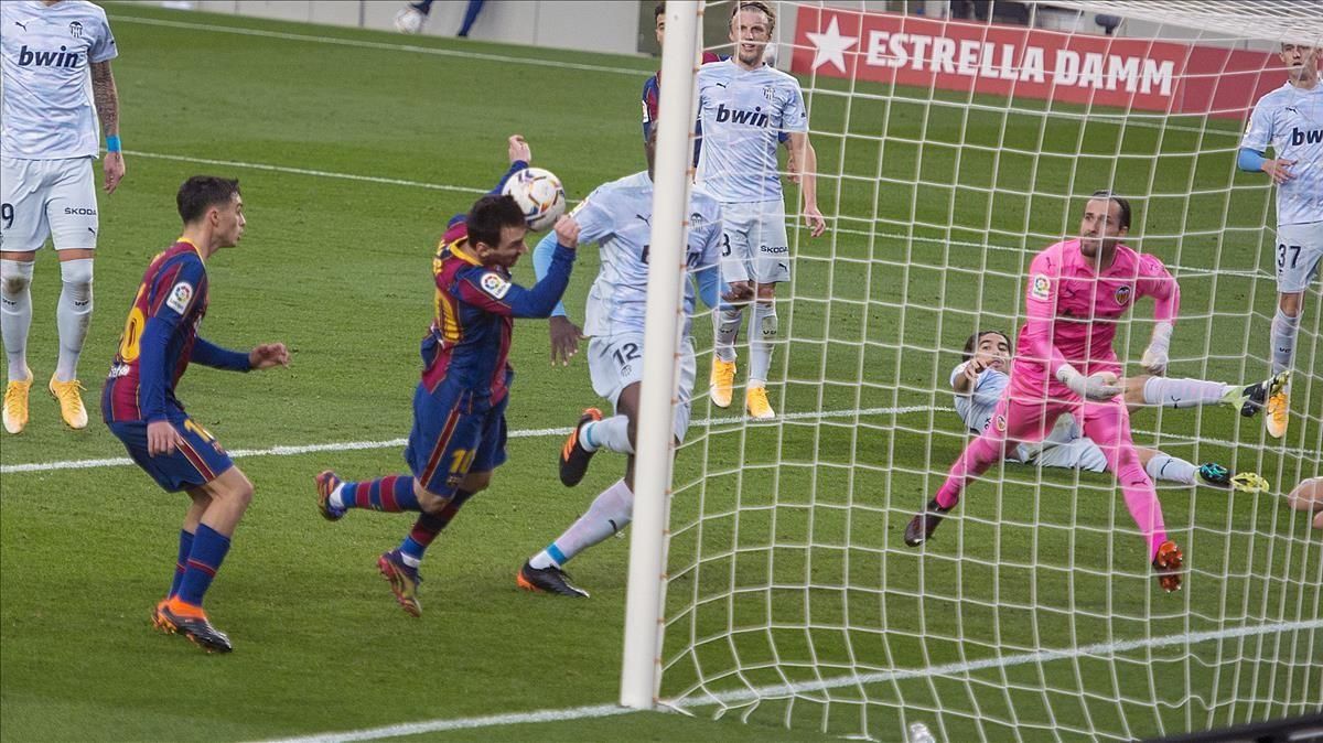Messi anota de cabeza e iguala el récord de goles de Pele con un mismo equipo durante el partido de liga entre el FC Barcelona y el Valencia Messi anota de cabeza e iguala el récord de goles de Pele con un mismo equipo durante el partido de liga entre el FC Barcelona y el Valencia