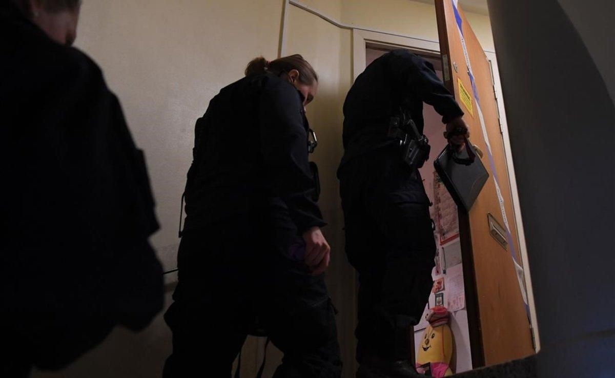 Técnicos de la policía entran en la casa de Haninge donde la madre retenía a su hijo. Técnicos de la policía entran en la casa de Haninge donde la madre retenía a su hijo.