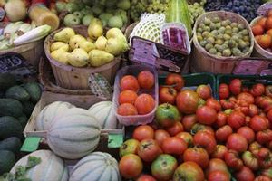 Frutas y verduras a la venta en un mercado.