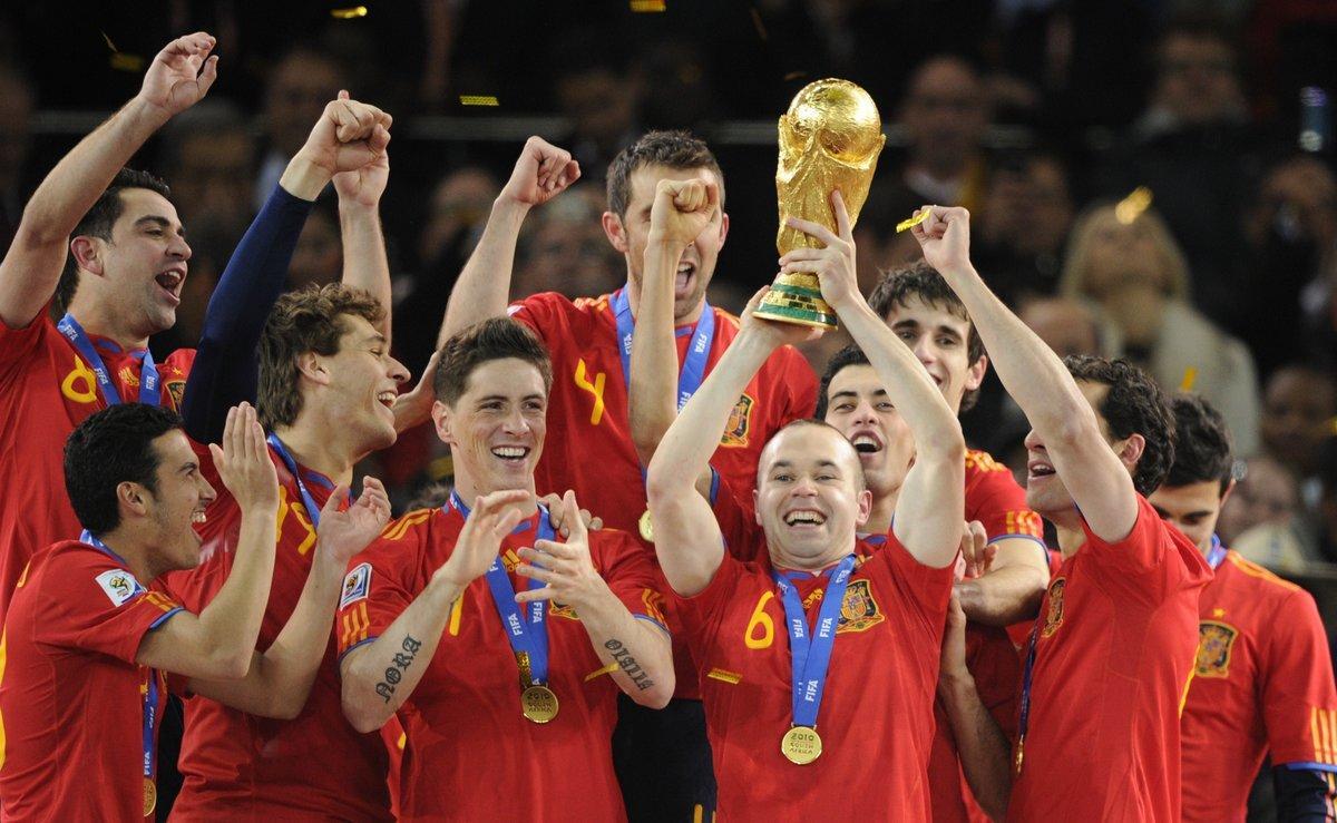 Los jugadores de la selección española celebran la victoria en la final del Mundial de Sudáfrica disputada contra Holanda en Johannesburgo el 11 de julio del 2010.
