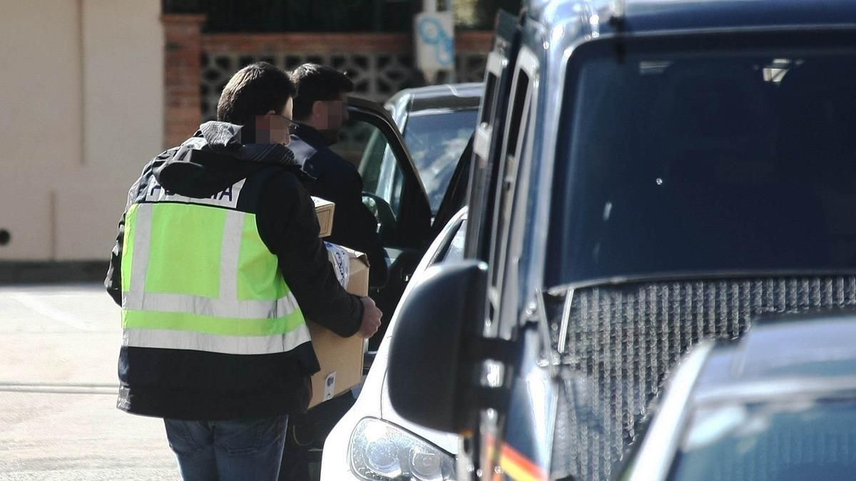Agentes retirando cajas de una vivienda registrada durante la operación Miro en Algeciras. Agentes retirando cajas de una vivienda registrada durante la operación Miro en Algeciras.