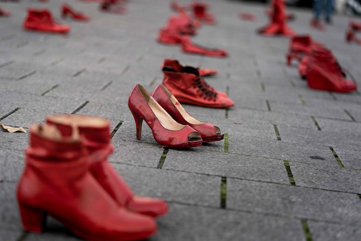 Zapatos rojos por las víctimas de la violencia machista, en una protesta en Bruselas.