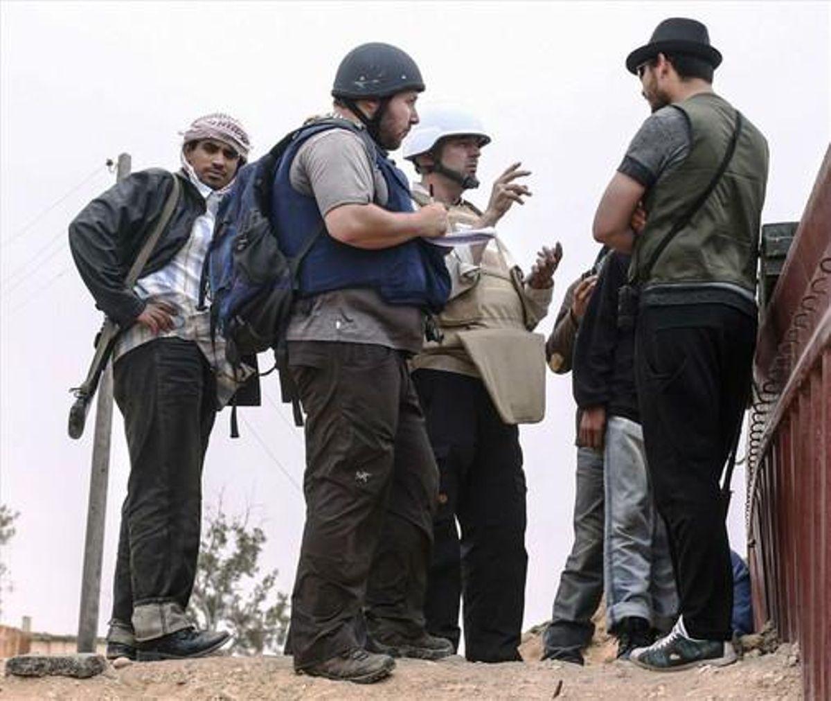 Steven Sotloff (en el centro, con casco negro) habla con rebeldes libios en Al Dafniya, cerca de Misrata, en junio del 2011. Steven Sotloff (en el centro, con casco negro) habla con rebeldes libios en Al Dafniya, cerca de Misrata, en junio del 2011.