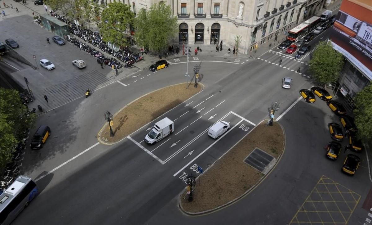 Vista aérea de la plaza Antonio Maura en Via Laietana. Vista aérea de la plaza Antonio Maura en Via Laietana.