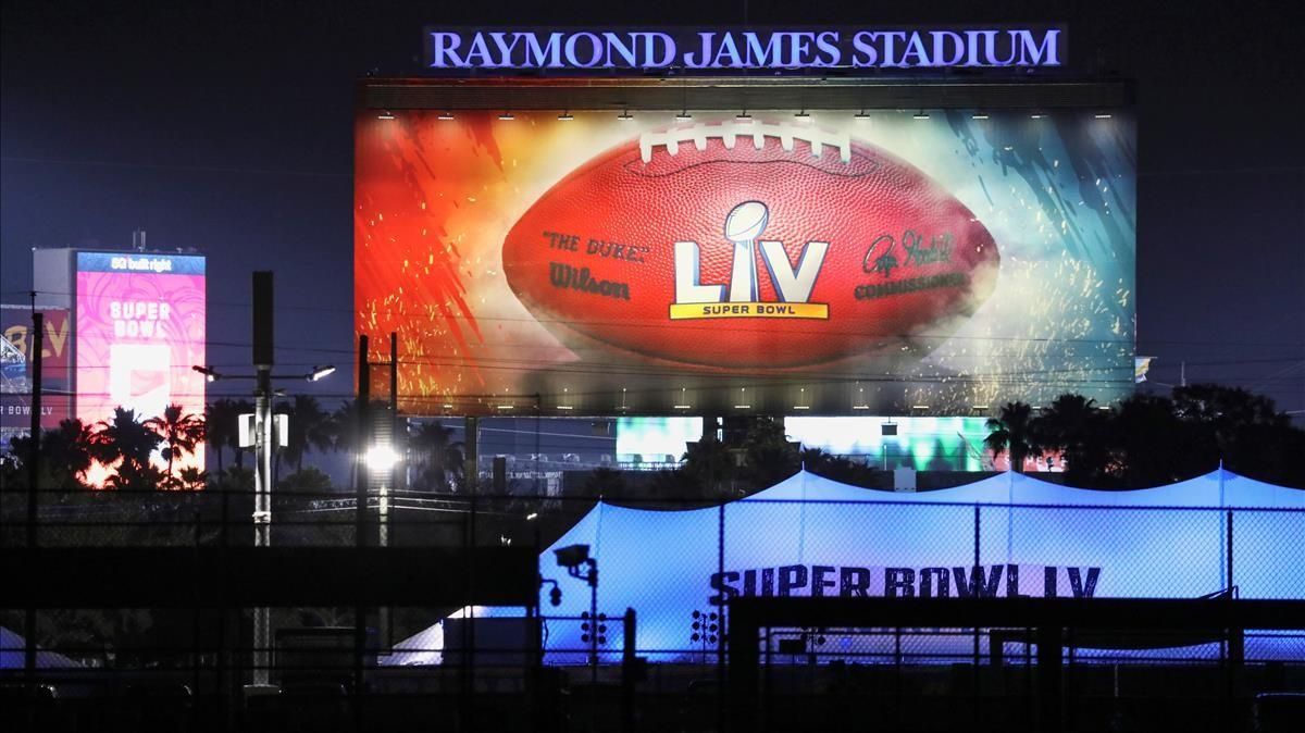Pruebas de luces en el Raymond James Stadium de Tampa, donde se celebrará la Super Bowl, este viernes. Pruebas de luces en el Raymond James Stadium de Tampa, donde se celebrará la Super Bowl, este viernes.