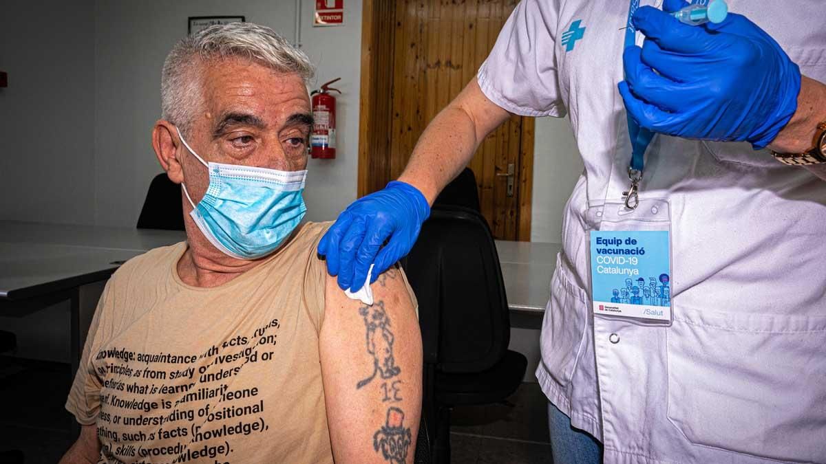 Julián, un hombre sin hogar de 67 años, recibe la vacuna Janssen en el pabellón olímpico de Badalona. Julián, un hombre sin hogar de 67 años, recibe la vacuna Janssen en el pabellón olímpico de Badalona.