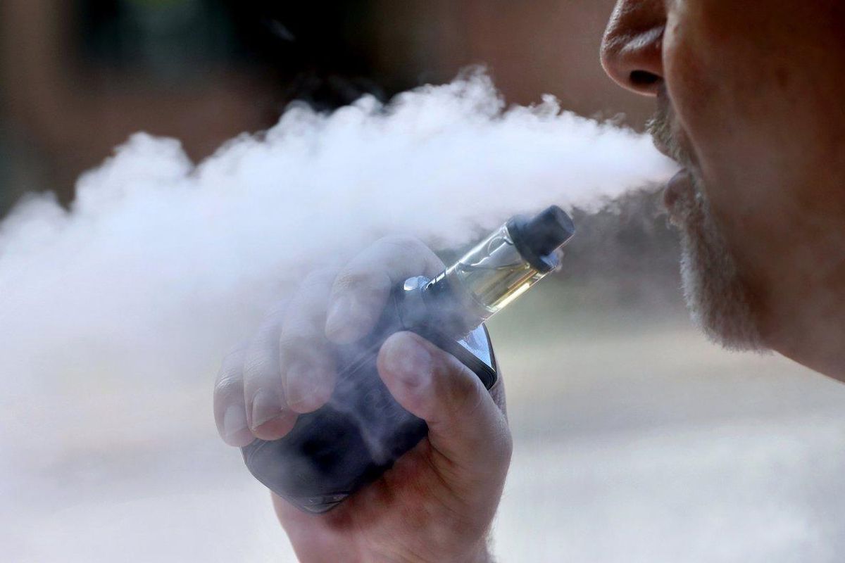 Un estudio publicado por la revista JAMA Internal Medicine asegura que los cigarrillos electrónicos contienen un compuesto químico que puede causar cáncer. Un estudio publicado por la revista JAMA Internal Medicine asegura que los cigarrillos electrónicos contienen un compuesto químico que puede causar cáncer.