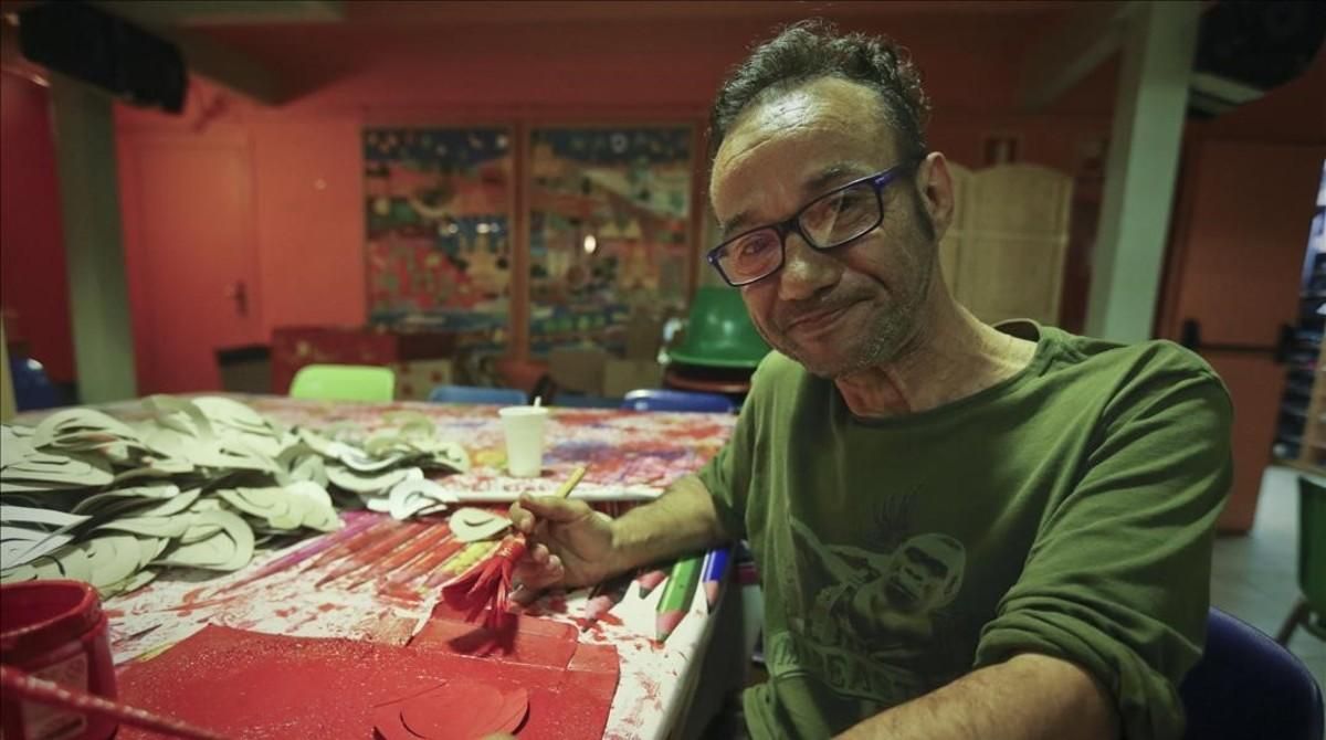 Pedro, un sintecho que ha pasado siete años en las calles de Barcelona, en un taller de la Fundació Arrels. Pedro, un sintecho que ha pasado siete años en las calles de Barcelona, en un taller de la Fundació Arrels.
