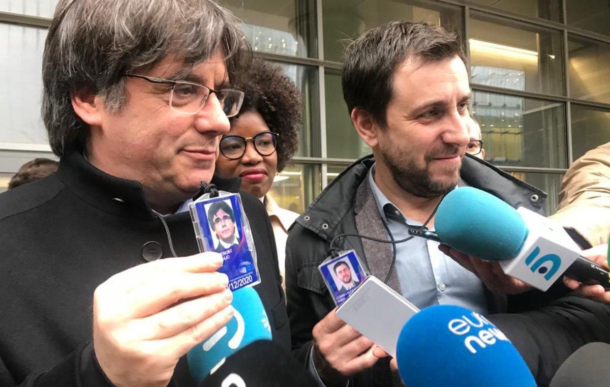 Puigdemont y Comín, con sus acreditaciones en el Parlamento Europeo. Puigdemont y Comín, con sus acreditaciones en el Parlamento Europeo.
