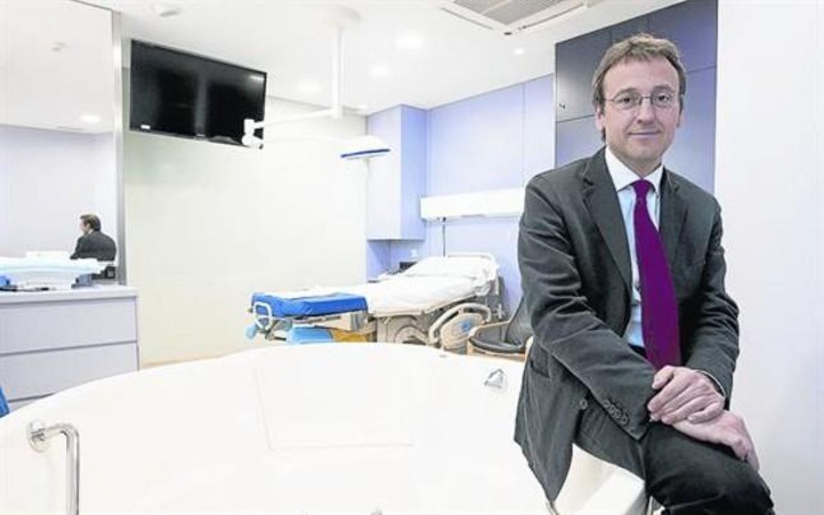 Eduard Gratacós: «Operar al feto en el útero es mágico y complejo a la vez» Eduard Gratacós: «Operar al feto en el útero es mágico y complejo a la vez»