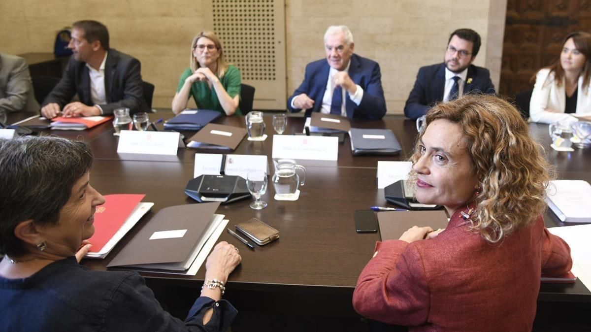Batet (en primer plano) y Maragall, en la Comisión Bilateral Estado-Generalitat, este miércoles. Batet (en primer plano) y Maragall, en la Comisión Bilateral Estado-Generalitat, este miércoles.
