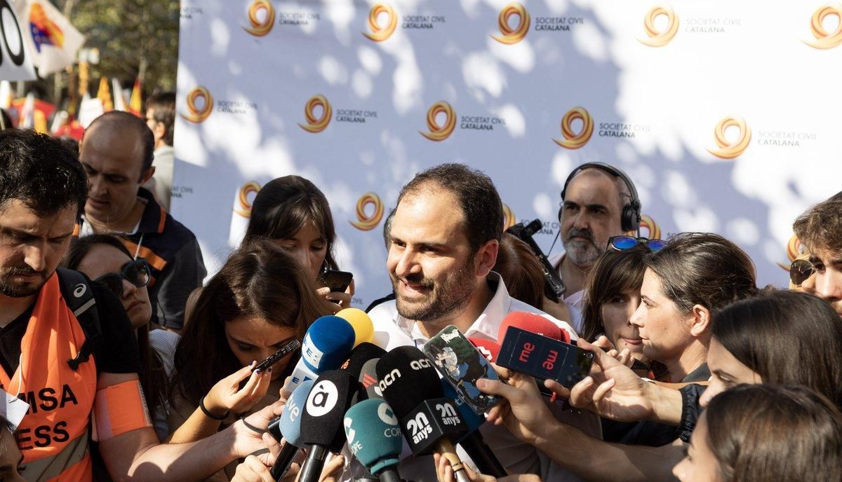 El presidente de Sociedad Civil Catalana, Fernando Sánchez Costa, atiende a los medios de comunicación durante una manifestación unionista. El presidente de Sociedad Civil Catalana, Fernando Sánchez Costa, atiende a los medios de comunicación durante una manifestación unionista.