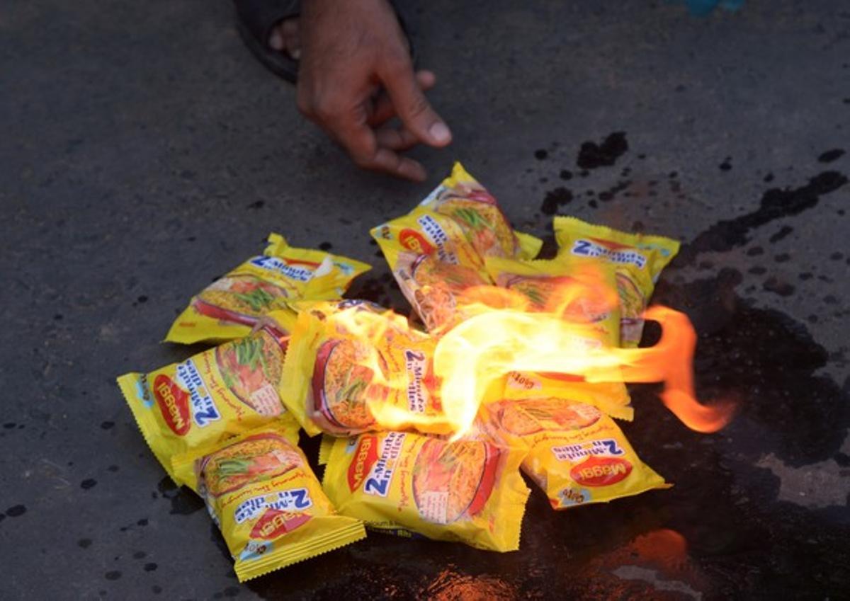 Activistes socials de l’Índia cremen paquets de fideus Maggi durant una protesta a Calcuta.