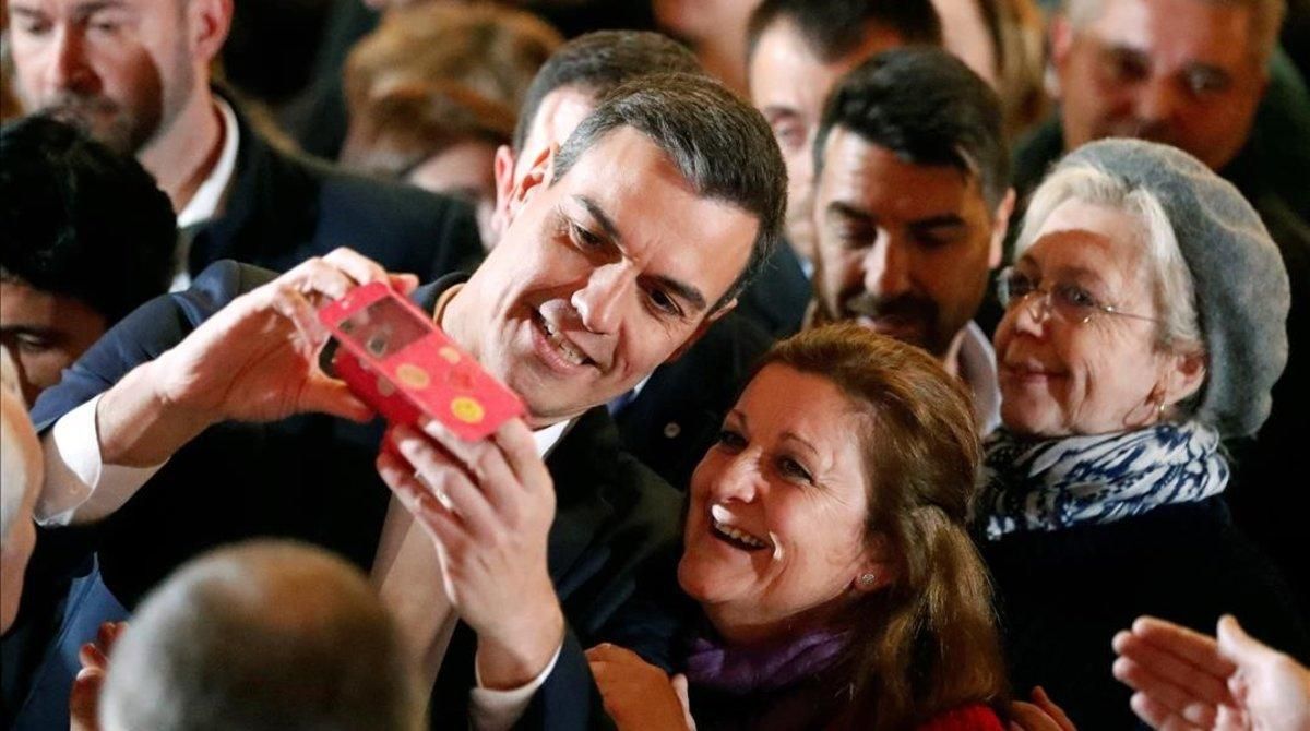 Pedro Sánchez hace un ’selfie’ con una simpatizante socialista en Gijón, el pasado miércoles. Pedro Sánchez hace un ’selfie’ con una simpatizante socialista en Gijón, el pasado miércoles.
