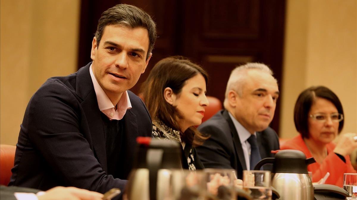 El secretario general del PSOE, Pedro Sánchez, en la reunión del grupo socialista en el Congreso. 