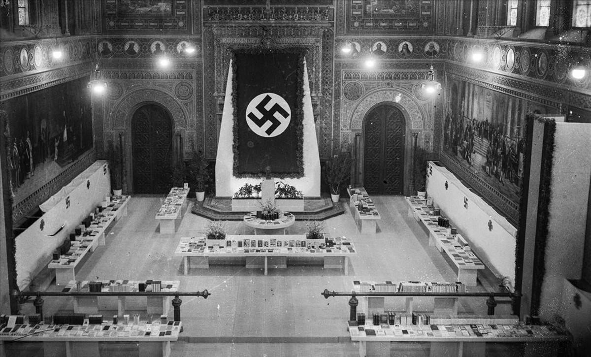 Vista del paraninfo de la Universitat de Barcelona acogiendo la Exposición del Libro Alemán, en 1941, en la que se expusieron tres ejemplares de ’Mein Kampf’. 