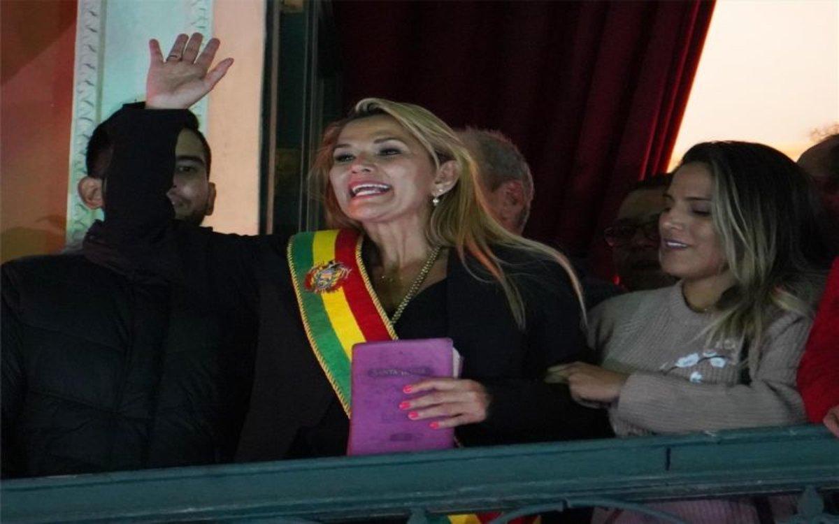 Jeanine Áñez asume la presidencia interina de Bolivia.