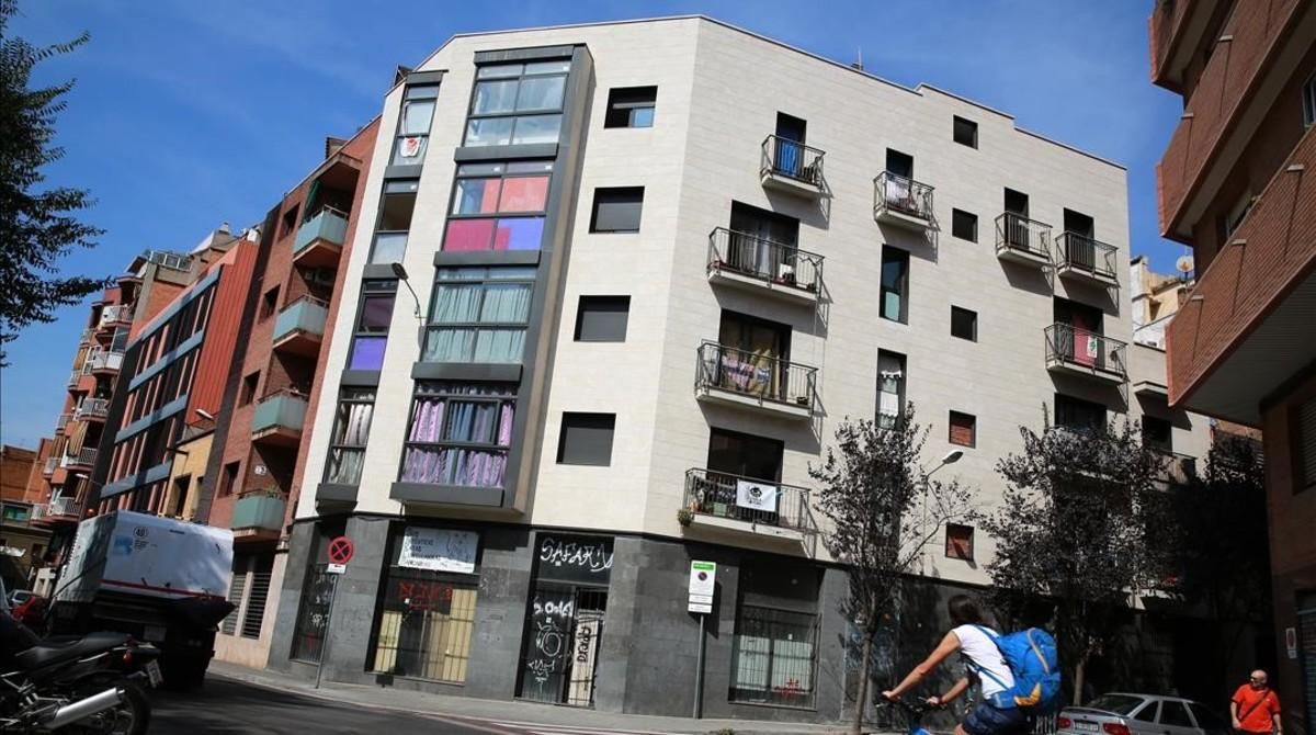 Edificio ocupado por la PAH en el barrio de la Bordeta convertido en viviendas sociales, el pasado año. Edificio ocupado por la PAH en el barrio de la Bordeta convertido en viviendas sociales, el pasado año.