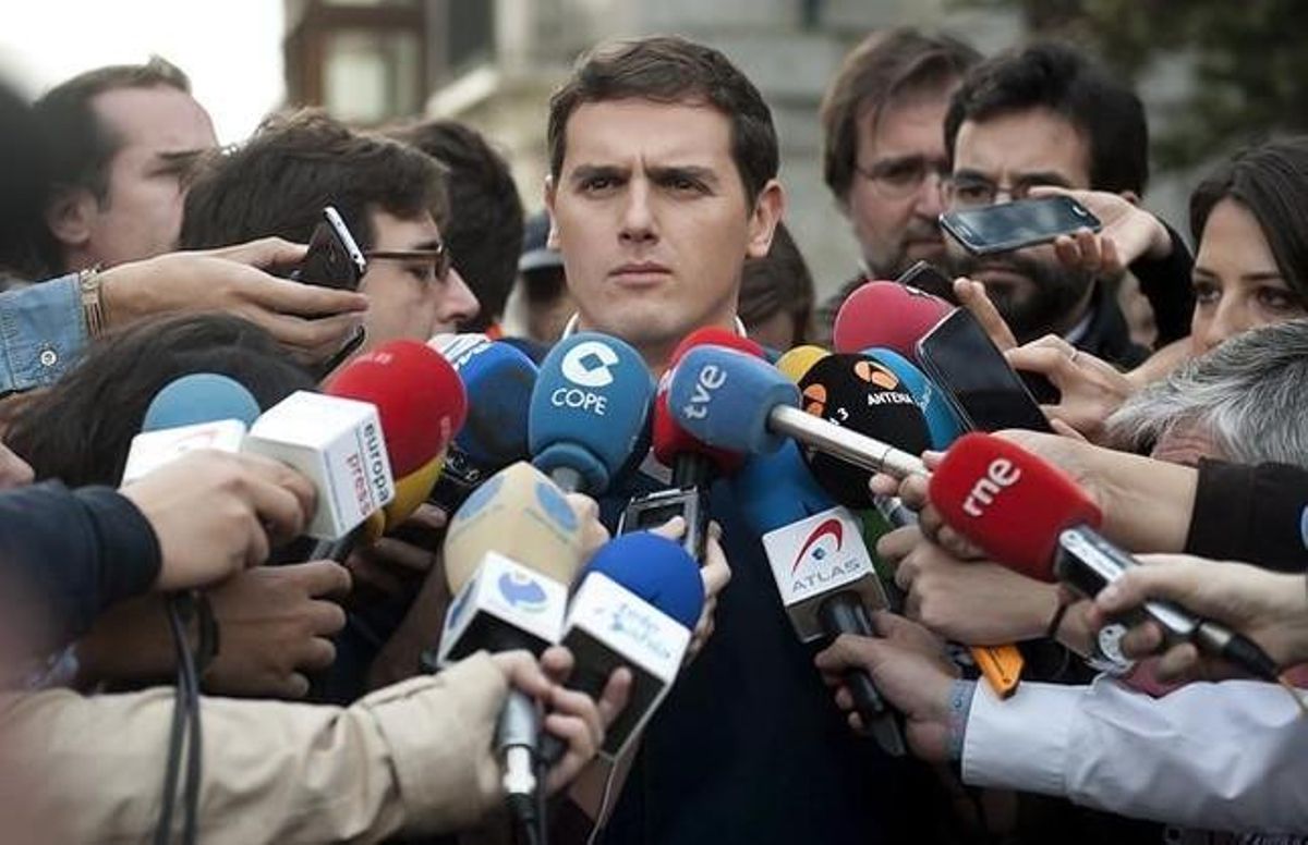 Albert Rivera atiende a los medios de comunicación a su llegada a Santander. Albert Rivera atiende a los medios de comunicación a su llegada a Santander.