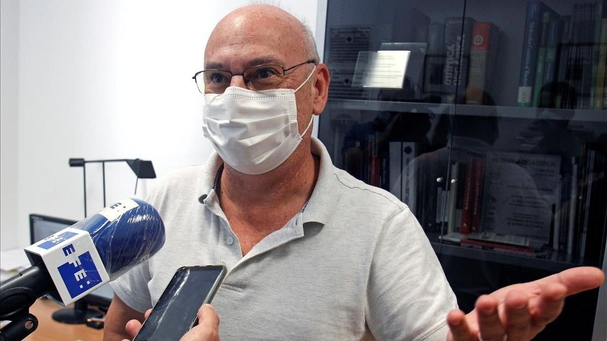 El investigador de la Universidad de Alicante, Francis Martínez Mojica, padre del CRISPR, atiende a los medios de comunicación, este miércoles. El investigador de la Universidad de Alicante, Francis Martínez Mojica, padre del CRISPR, atiende a los medios de comunicación, este miércoles.
