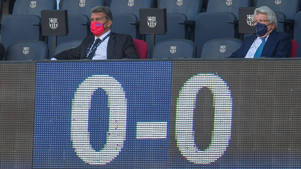 Joan Laporta y Enrique Cerezo, los dos presidentes, observan con sopor el partido. Joan Laporta y Enrique Cerezo, los dos presidentes, observan con sopor el partido.