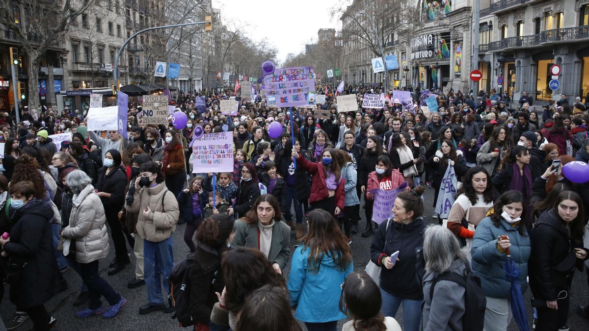 Miles de mujeres se manifiestan en Barcelona. Miles de mujeres se manifiestan en Barcelona.