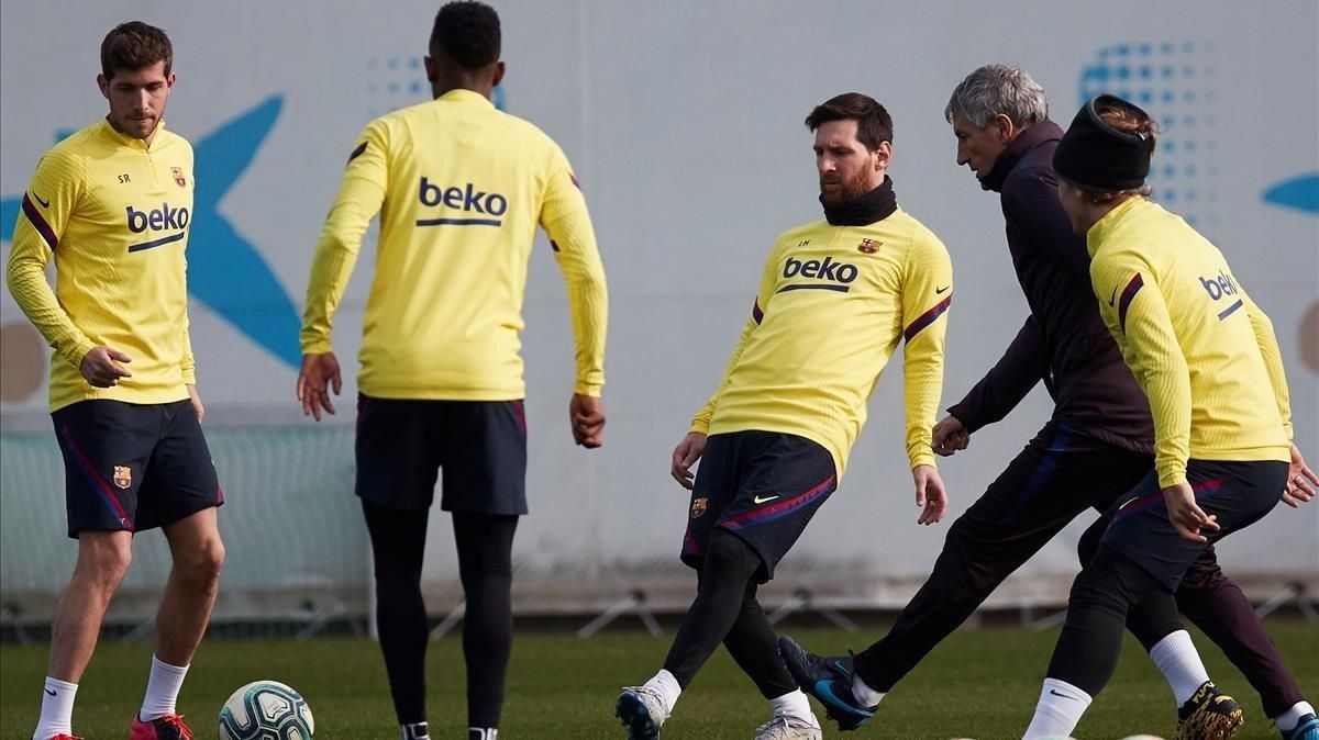 Messi y Setién en el último entrenamiento previo al duelo con el Levante en el Camp Nou. Messi y Setién en el último entrenamiento previo al duelo con el Levante en el Camp Nou.