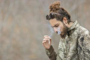 Sanidad financia un tratamiento para dejar de fumar en 25 días: ¿quiénes pueden solicitarlo? ¿Qué requisitos hay que cumplir?