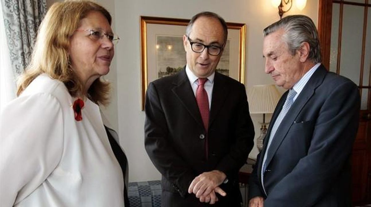La presidenta de la Comisión Nacional del Mercado de Valores (CNMV), Elvira Rodríguez; el subgobernador del Banco de España, Fernando Restoy y el presidente de la Comisión Nacional de los Mercados y la Competencia (CNMC), José María Marín (de izquierda a derecha), en Santander. La presidenta de la Comisión Nacional del Mercado de Valores (CNMV), Elvira Rodríguez; el subgobernador del Banco de España, Fernando Restoy y el presidente de la Comisión Nacional de los Mercados y la Competencia (CNMC), José María Marín (de izquierda a derecha), en Santander.