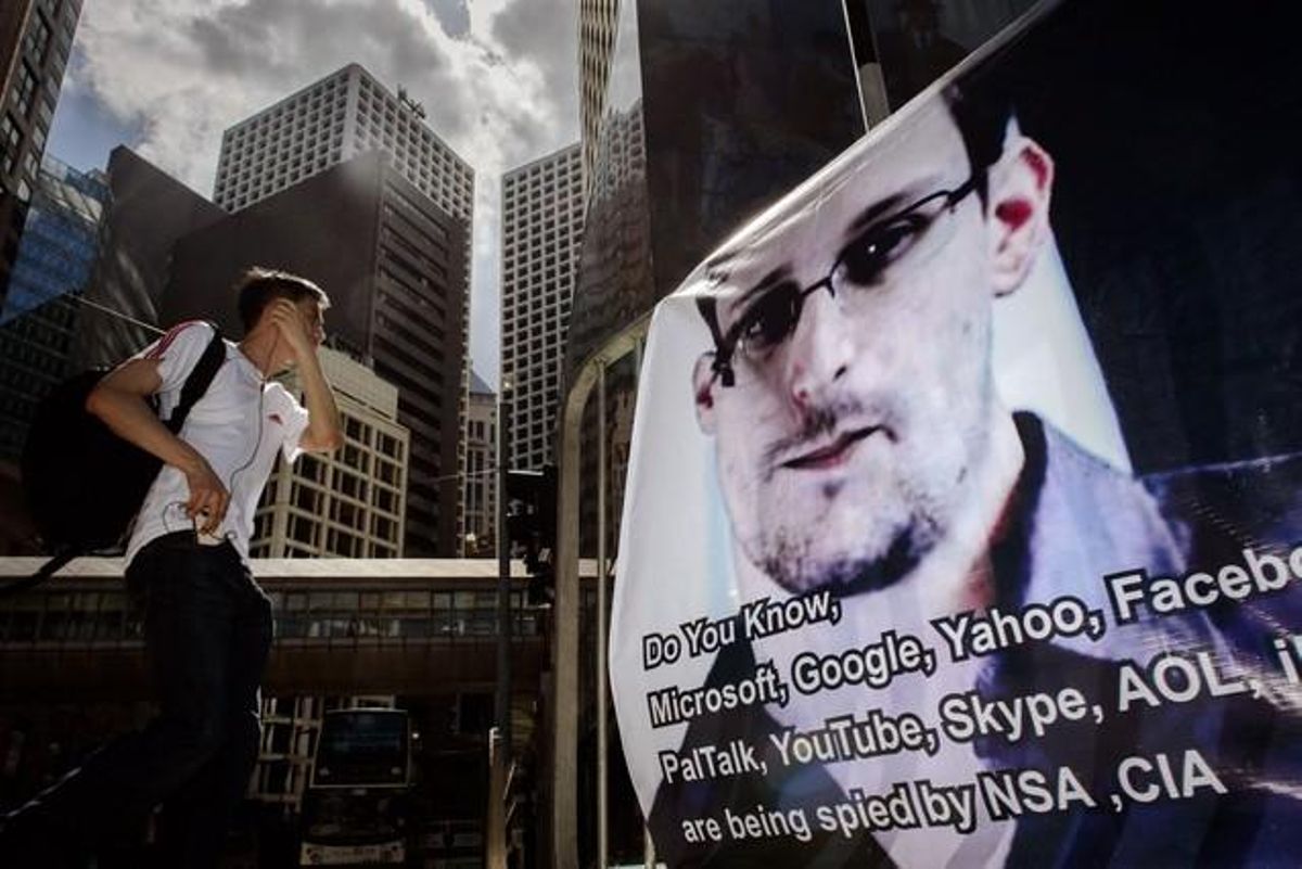 Una valla con la imagen de Snowden en apoyo al extécnico de la CIA en Hong Kong. Una valla con la imagen de Snowden en apoyo al extécnico de la CIA en Hong Kong.