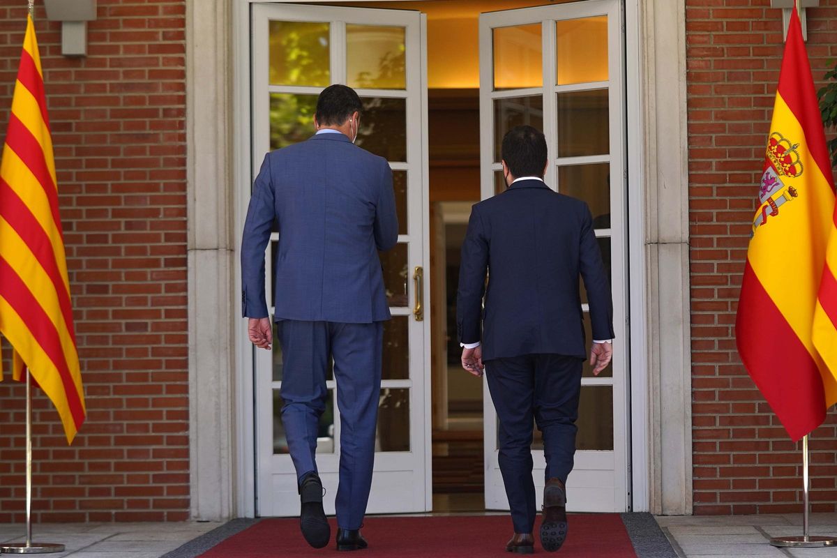 El presidente del Gobierno, Pedro Sánchez, y el ’president’, Pere Aragonès, se dirigen a su reunión en la Moncloa el 29 de junio. El presidente del Gobierno, Pedro Sánchez, y el ’president’, Pere Aragonès, se dirigen a su reunión en la Moncloa el 29 de junio.