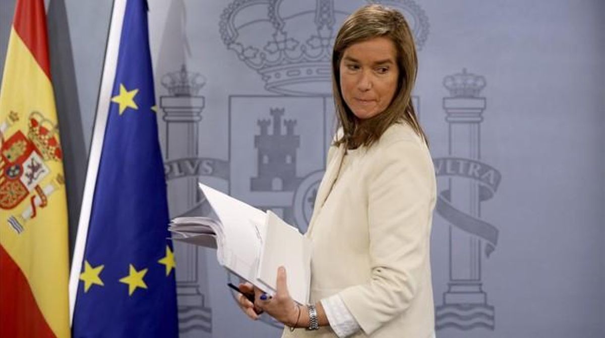 La ministra de Sanidad Ana Mato, durante la rueda de prensa posterior al Consejo de Ministros, en el Palacio de la Moncloa. La ministra de Sanidad Ana Mato, durante la rueda de prensa posterior al Consejo de Ministros, en el Palacio de la Moncloa.