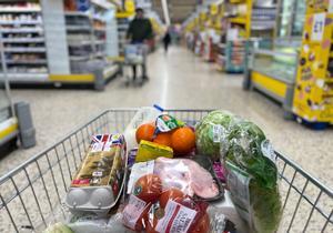 Un cliente compra comida en un supermercado Tesco de Londres, Reino Unido