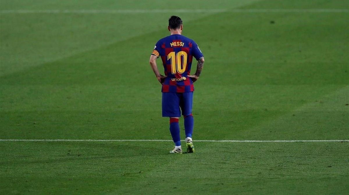 Leo Messi, cabizbajo, anoche, en el Camp Nou. Leo Messi, cabizbajo, anoche, en el Camp Nou.