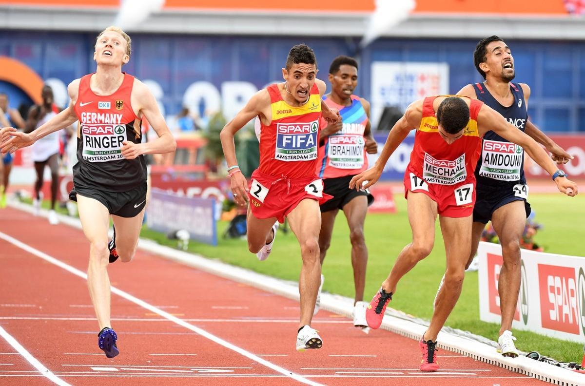 Ilias Fifa (en el centro) ganó la medalla de oro en los 5.000 metros en el campeonato de Europa de atletismo de Amsterdam, 2016. Ilias Fifa (en el centro) ganó la medalla de oro en los 5.000 metros en el campeonato de Europa de atletismo de Amsterdam, 2016.