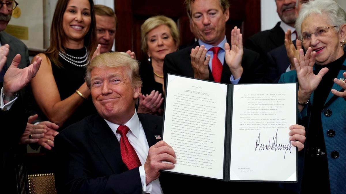 Trump, sonriente, tras firmar una orden ejecutiva contra el Obamacare, el pasado 12 de octubre.