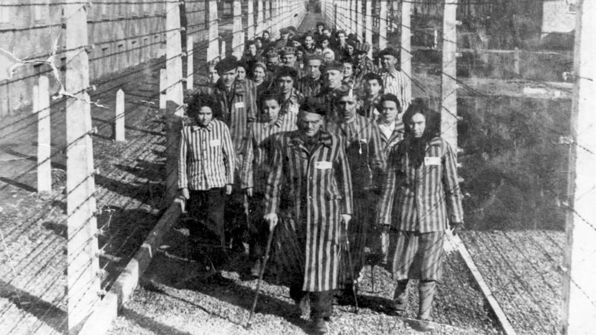 Prisioneros en el campo de concentración de Auschwitz el día después de su liberación el 28 de enero de 1945 en Oswiecim