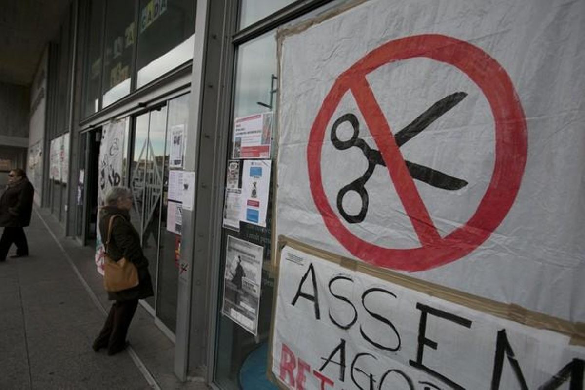 Un cartel en protesta por los recortes en la sanidad pública, en el Hospital de Sant Pau. Un cartel en protesta por los recortes en la sanidad pública, en el Hospital de Sant Pau.