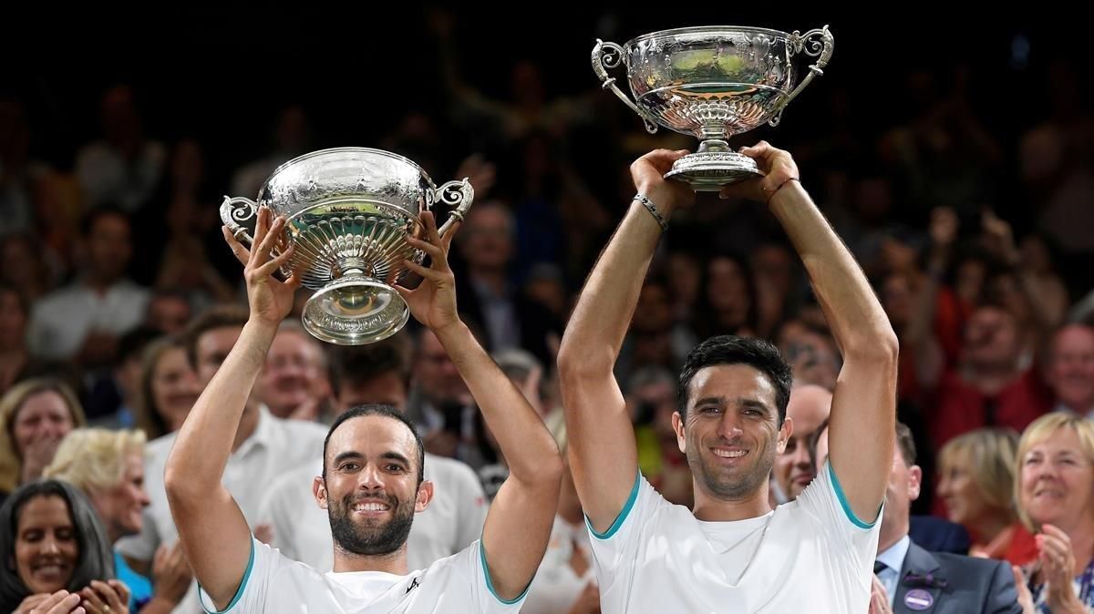 Farah, a la derecha, tras conquistar un título de dobles. Farah, a la derecha, tras conquistar un título de dobles.