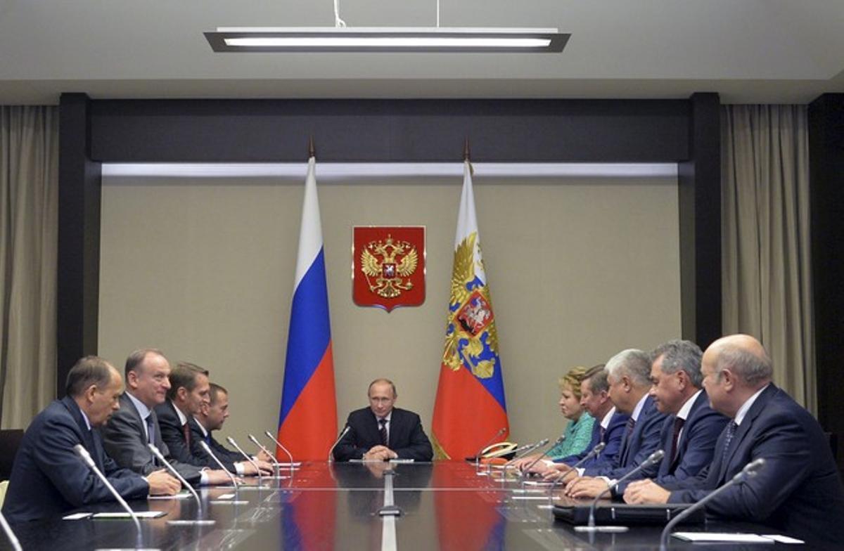 El presidente ruso, Vladimir Putin, en una reunión con miembros del Consejo de Seguridad del estado de Novo-Ogaryovo, este martes.