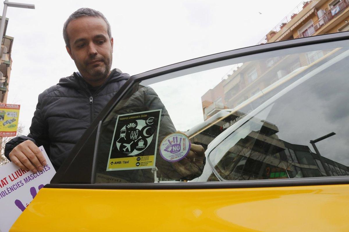 Un taxista coloca el distintivo de la ’red violeta’ de Santa Coloma en su vehículo. Un taxista coloca el distintivo de la ’red violeta’ de Santa Coloma en su vehículo.