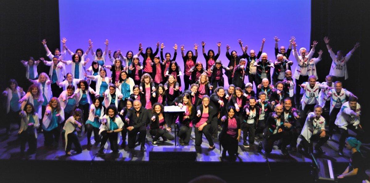 El cor Vivace con su director, Tomàs Rosado (a la izquierda, de negro). El cor Vivace con su director, Tomàs Rosado (a la izquierda, de negro).