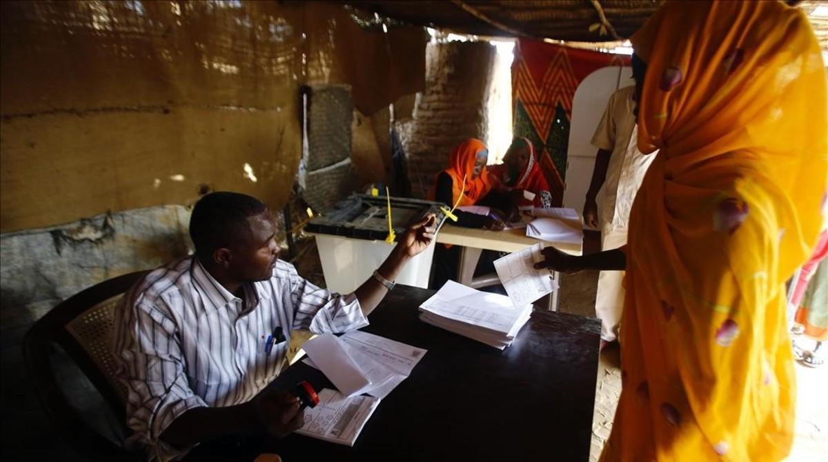 La zona de Darfur, al suroeste de Sudán, elige en un referéndum si mantendrá los cinco estados o se convertirá en un ente semiautónomo.