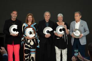 El director del Eufònic, Vicent Fibla, Sarraute, Serrat, Udina y Viladecans (de izquierda a derecha), este viernes en la foto de familia de los Premis Nacionals de Cultura 2023. 