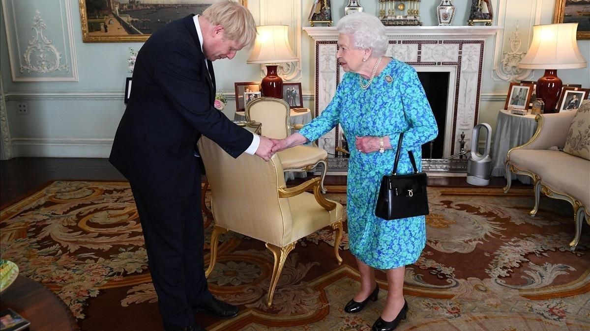 El Primer Ministro Británico Boris Johnson saluda a la Reina Elizabeth II. El Primer Ministro Británico Boris Johnson saluda a la Reina Elizabeth II.