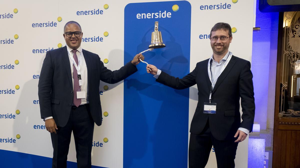 Joatham Grange y Antoni Gasch, consejero delegado y vicepresidente de ingeniería y operaciones de Enerside en el toque de campana en la Bolsa de Madrid