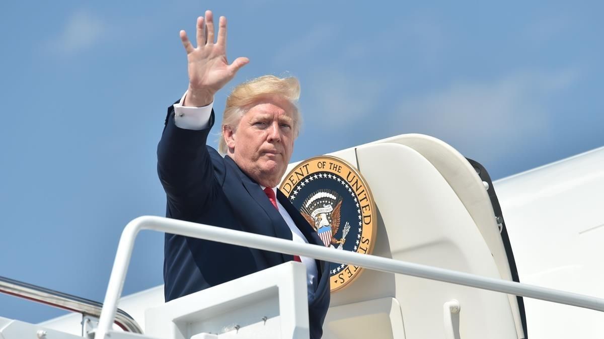 Donald Turmp en el Air Force One’ ,el lunes. Donald Turmp en el Air Force One’ ,el lunes.